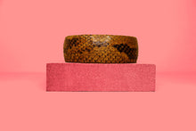 Charger l'image dans la galerie, Bracelet manchette cuir python jaune femme BANDIA Shayza