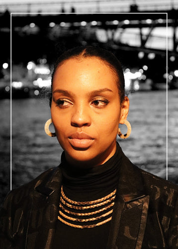 Femme_noire_collier_python_cuir_beige_nuit_paris_shayza_etsy_afrikrea